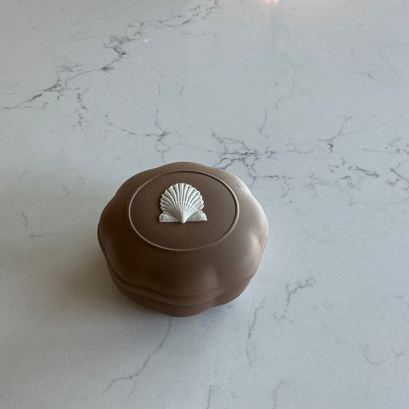 Wedgwood brown trinket box - Picture 1 of 3